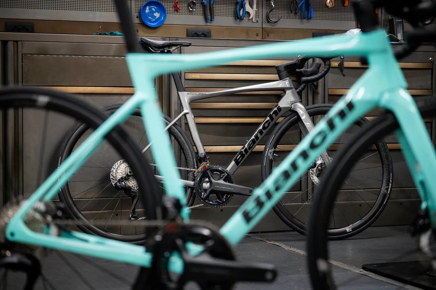 Bianchi Specialissima COMP 2025 - Shimano 105 Di2 12sp - Velomann Palladium, 33mm profile