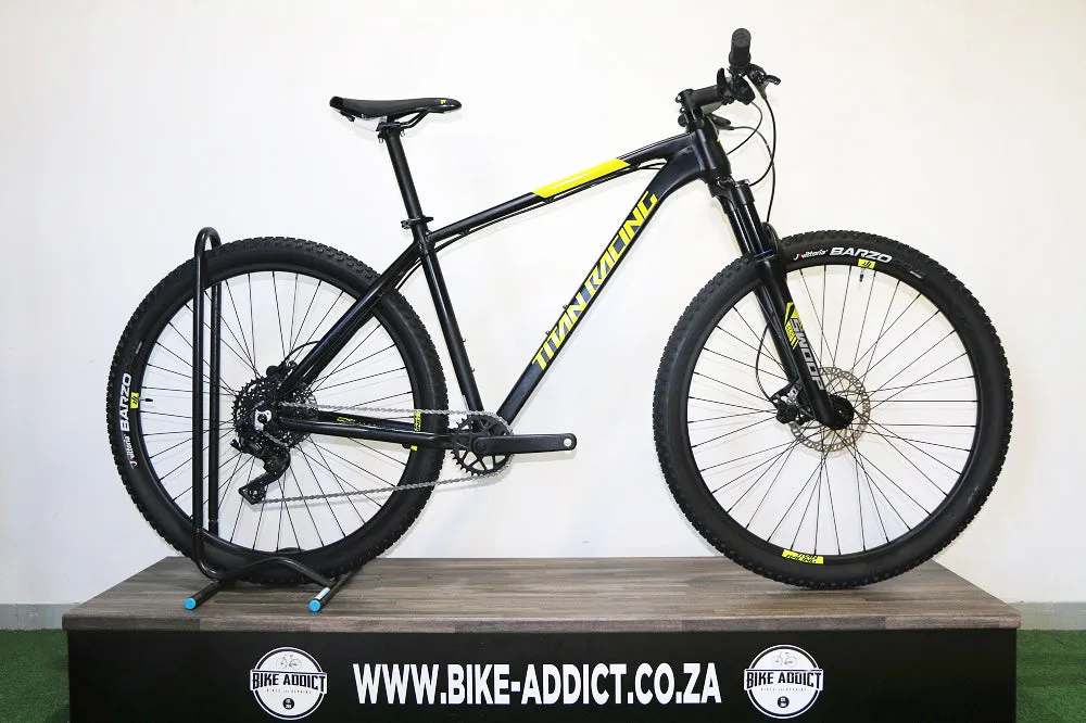 TITAN RACING Rogue Cruz (2025)