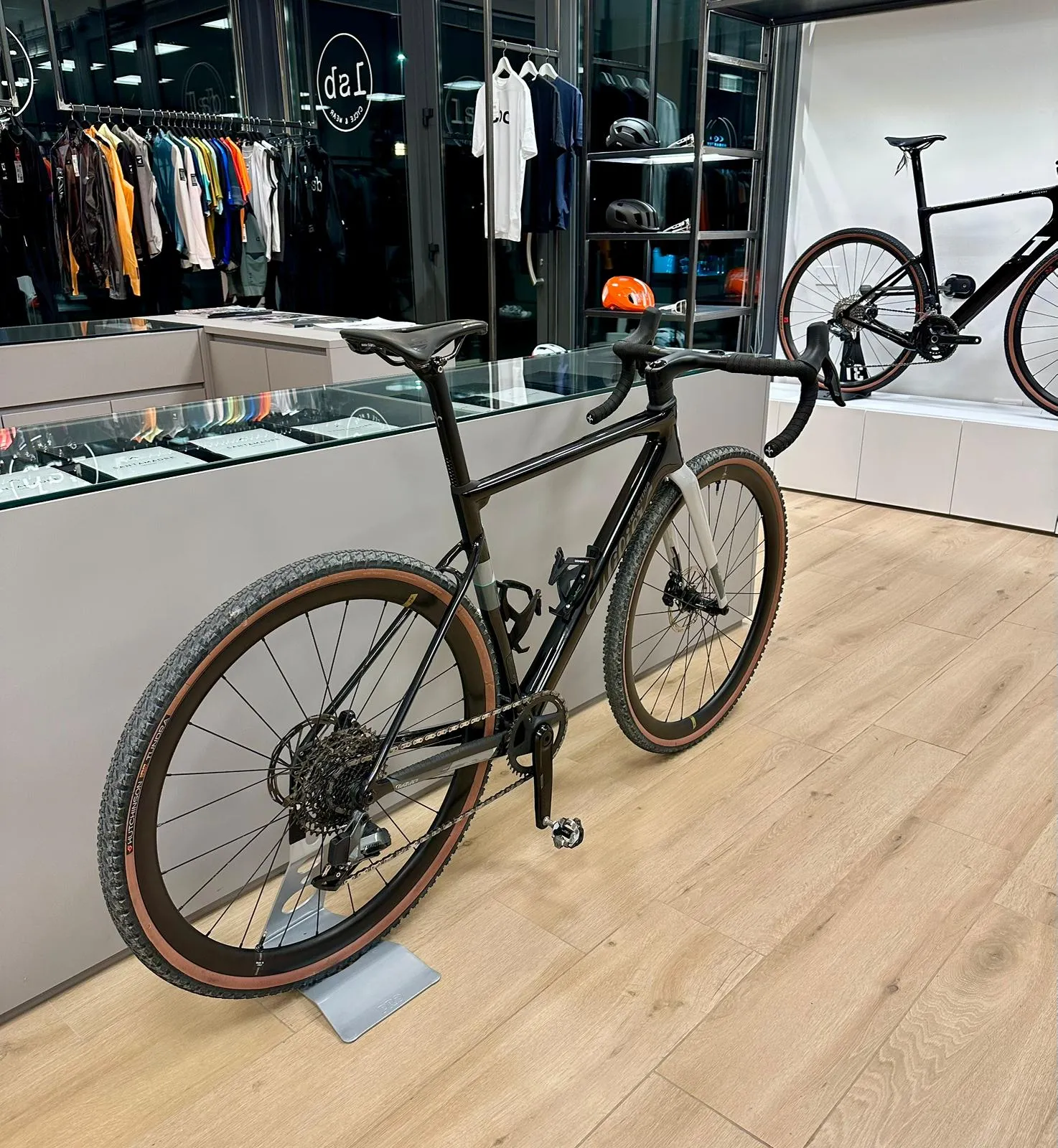 Wilier Rave SL 2025 - Sram Rival XPLR AXS D2 1x12sp - Miche Graff Allroad